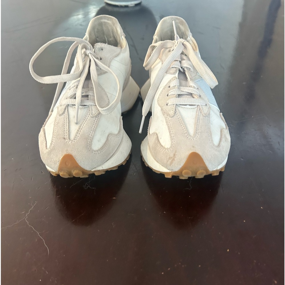 New Balance 327 women’s size 8 cream tan pre-owned. good condition